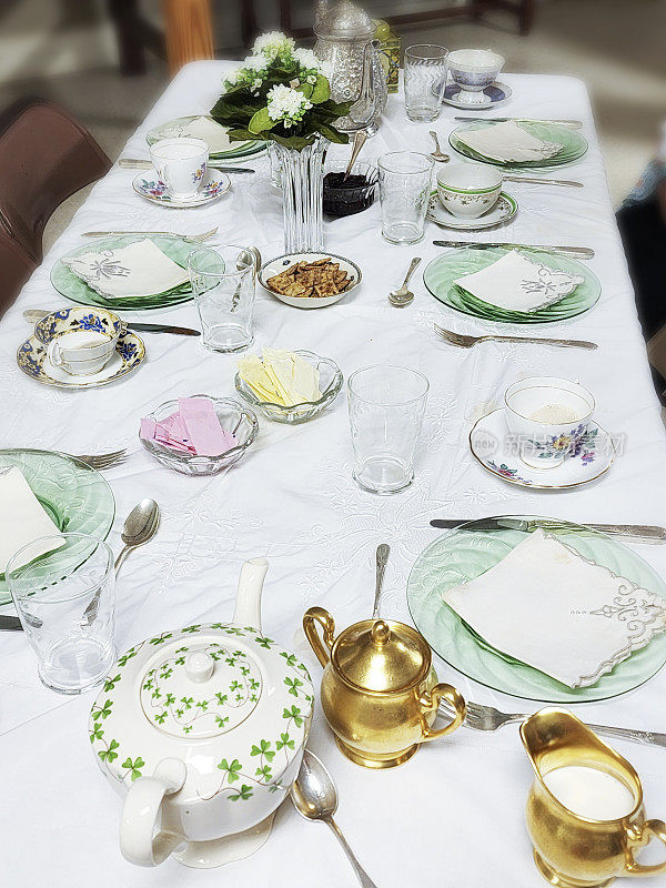 食品和饮料-茶话会。茶话会的桌子已经摆好并装饰好了。