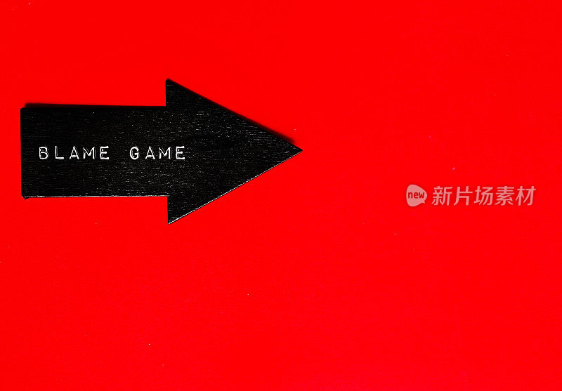 黑色箭头在红色背景上，文字责备游戏，当不好的事情发生时，人们试图责怪对方的情况