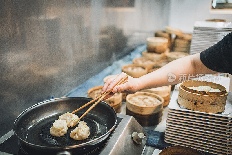 厨师烤饺子