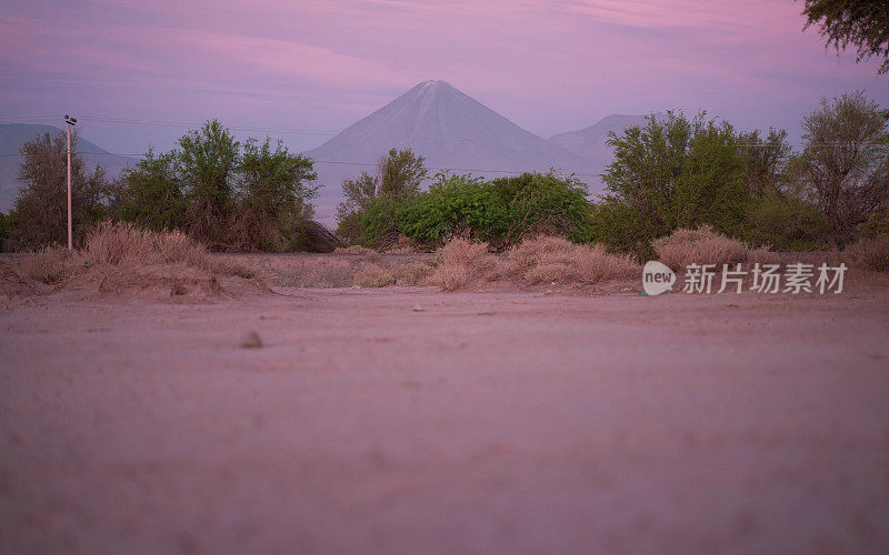 利坎卡布尔和Miniques白雪皑皑的火山和田园诗般的阿塔卡马沙漠草原，火山景观全景-圣佩德罗阿塔卡马，智利