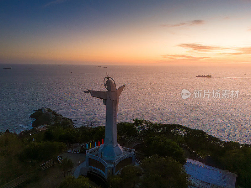 鸟瞰越南凤头市，俯瞰这座宁静美丽的海滨城市，站在凤头市Nho山上的基督雕像后面。