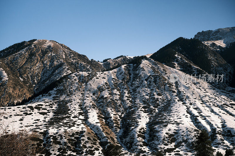 天山山景在一个阳光明媚的冬日