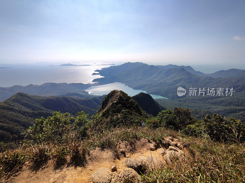 从香港大屿山西狗牙岭眺望石壁水塘