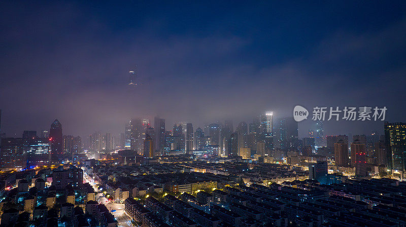 黄昏时上海城市天际线鸟瞰图