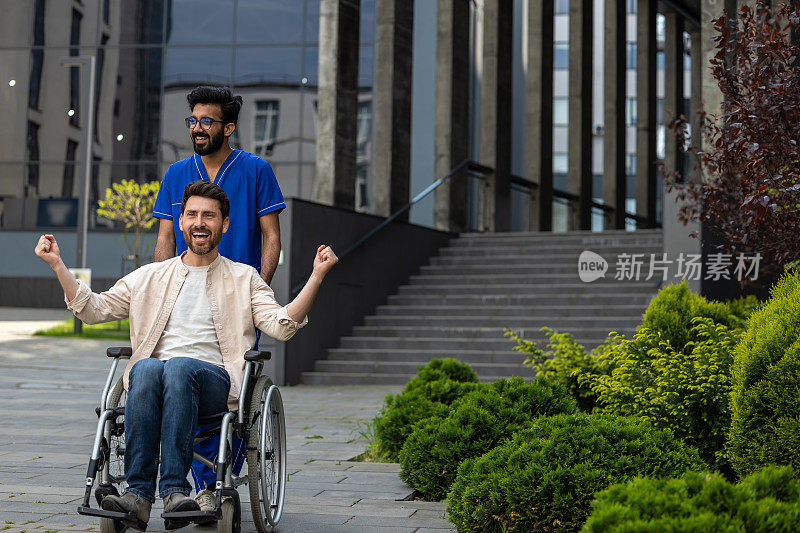 男护士推着轮椅陪着病人，两人都感觉很好