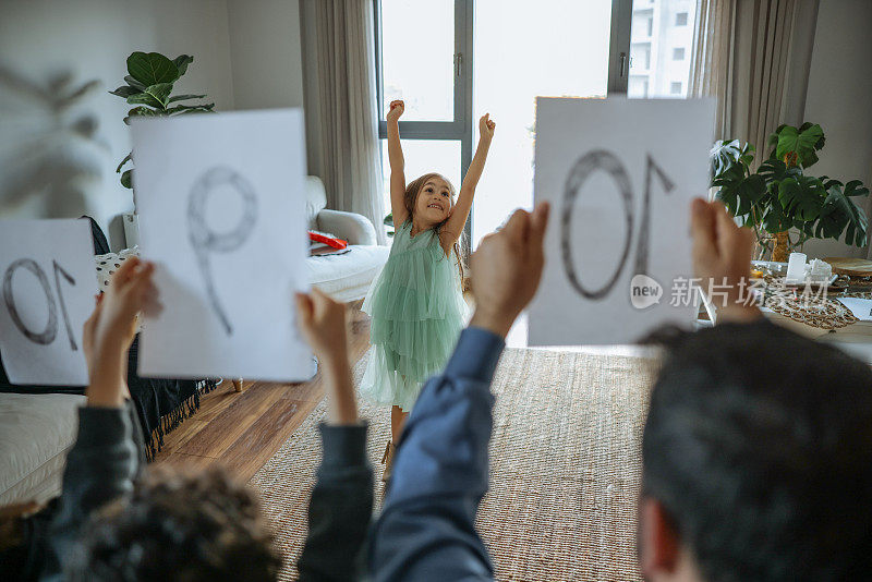 快乐的小女孩在家里的私人音乐学习课上微笑着跳舞