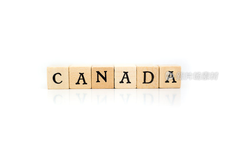 加拿大:以白底木块大写字母书写