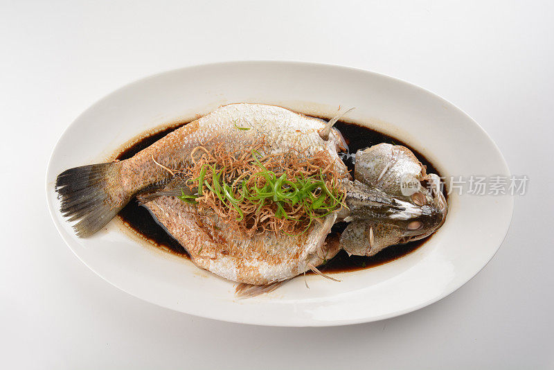 港式蒸整鲜石斑鱼豉油蒜葱海鲜白桌餐厅亚洲咖啡厅清真中式宴会菜单