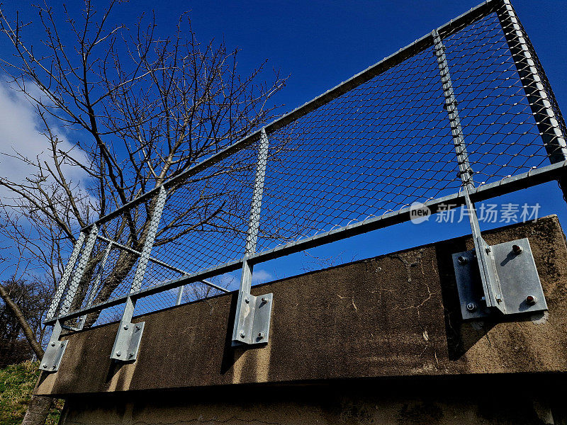 露台围栏、栏杆的金属管内填有钢索索网。围栏钢丝不锈钢围栏。木地板，公园舞池，铁丝，镀锌栏杆，栏杆