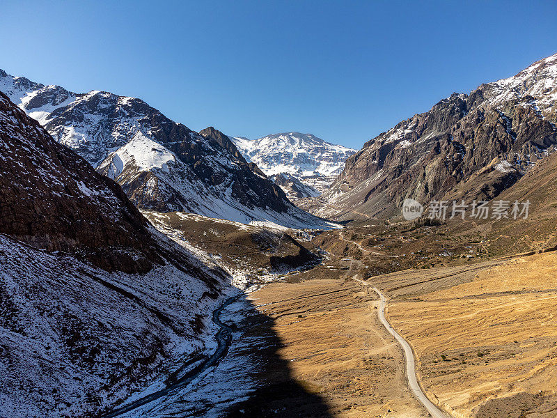 穿过卡洪德尔迈波山谷的道路通往智利圣地亚哥