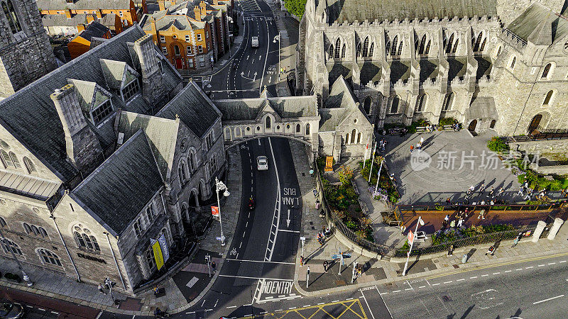 道路上的石桥，鸟瞰爱尔兰都柏林的基督教堂大教堂，拥挤的市中心，建筑物和交通，都柏林市中心，鸟瞰爱尔兰都柏林，爱尔兰的热门旅游目的地