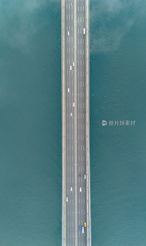 伊斯坦布尔博斯普鲁斯海峡吊桥上的汽车和半卡车鸟瞰图。