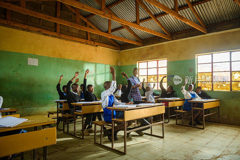 非洲教室里满是穿着校服举手的青少年
