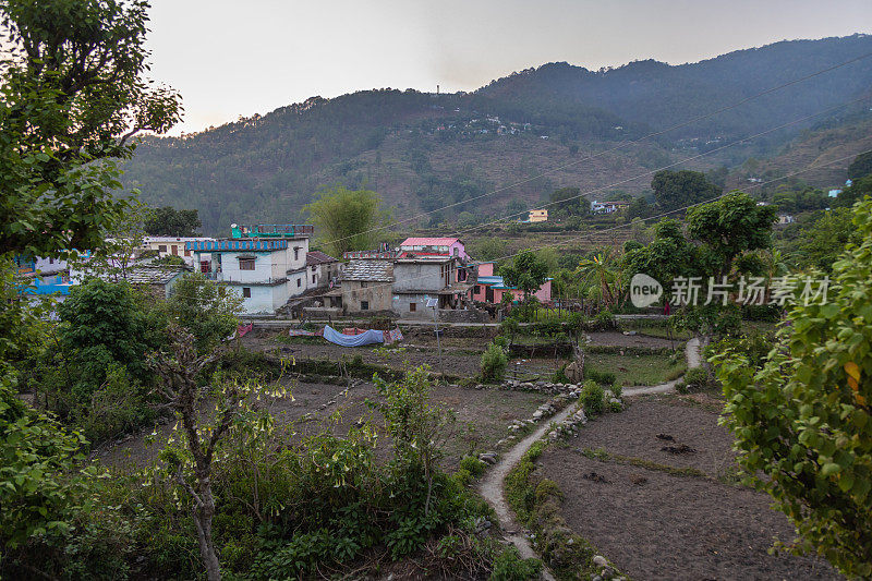 印度村庄里的石屋和梯田