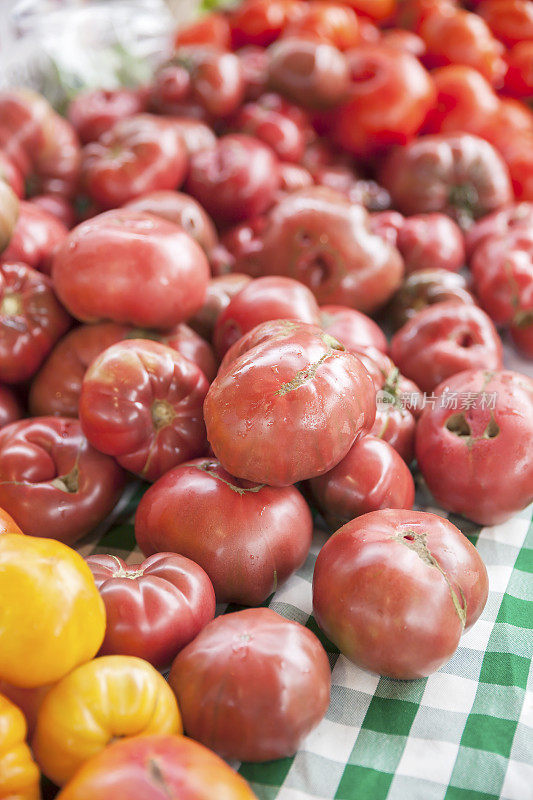 农贸市场上的祖传番茄