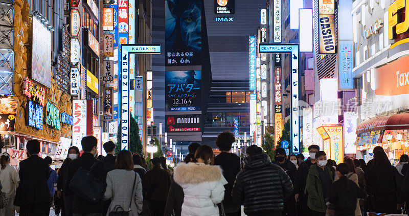 东京新宿的歌舞伎町哥斯拉路，是夜晚的红灯区。日本旅游胜地，旅游地标，亚洲交通都市生活