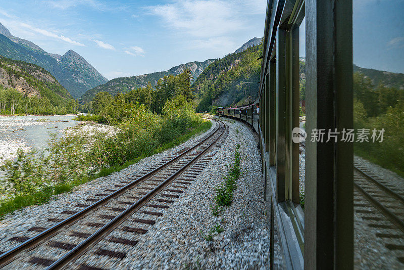 美国阿拉斯加州怀特山口山顶游览列车。