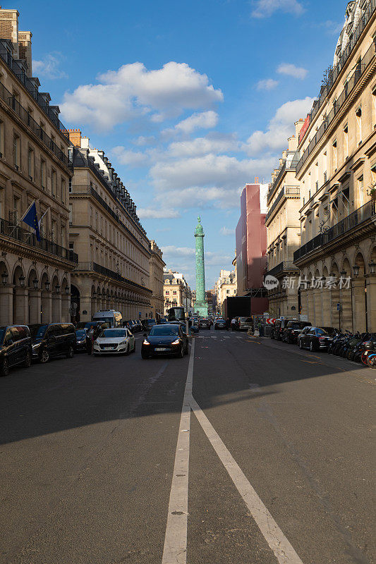 俯瞰巴黎广场Vendôme纪念碑的街道