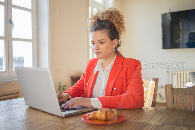 企业家正在经营她的在线业务