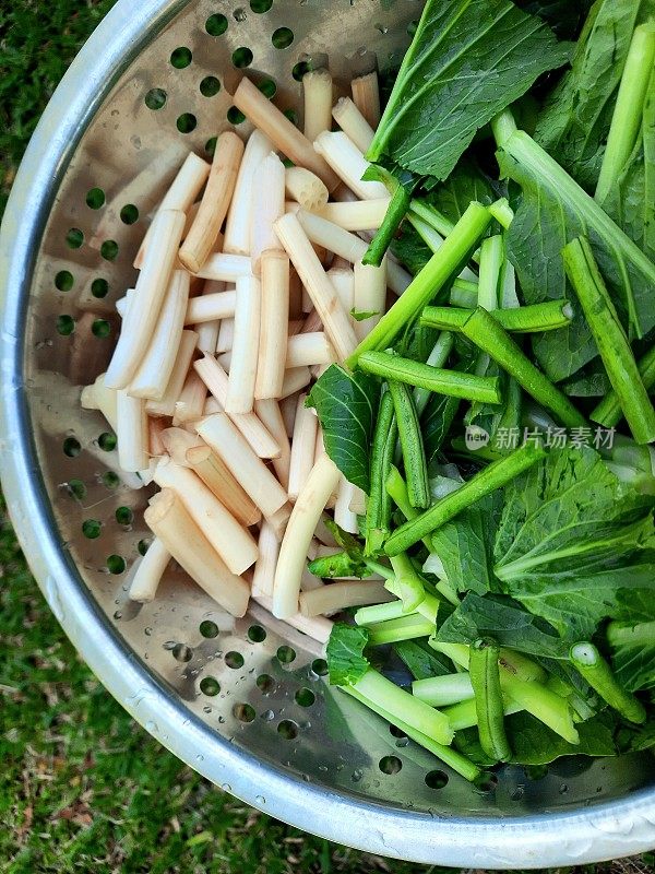 在碗中准备混合蔬菜-食物准备。