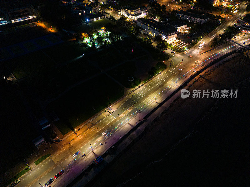 夜托基海滨道路和海滩