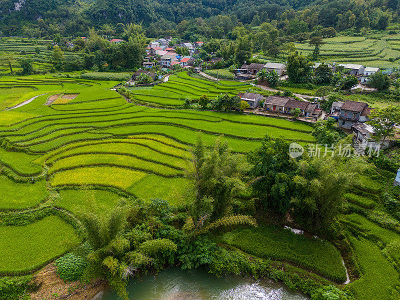 越南曹邦，中庆，码头顺河的空中景观，绿色的稻田和质朴的土著房屋