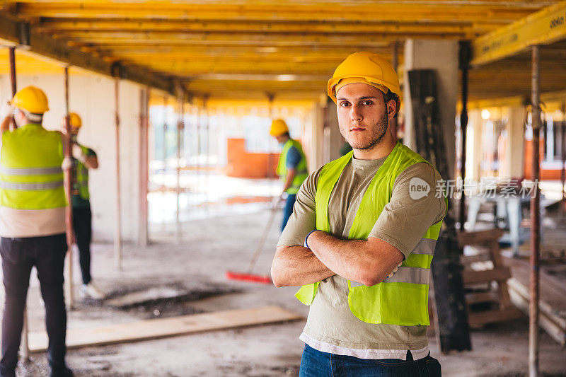 工地上一名白人男性建筑工人的肖像