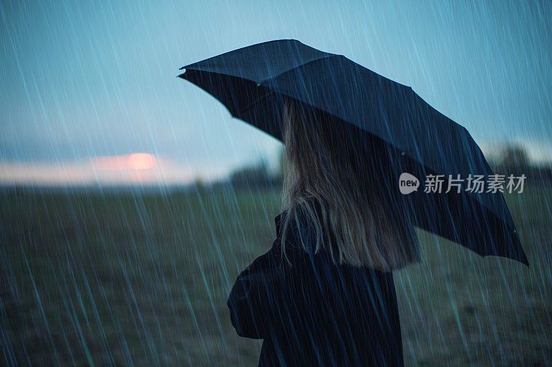拿伞的女人。下雨了。坏天气。抑郁症