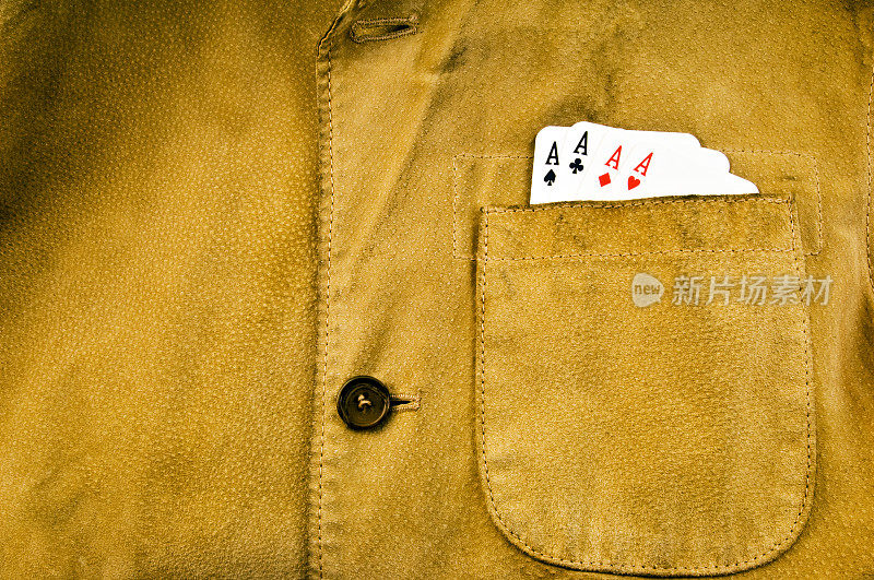 夹克口袋里放着扑克牌