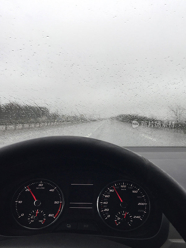 下雨天开车。驾驶员的观点雨天驾驶