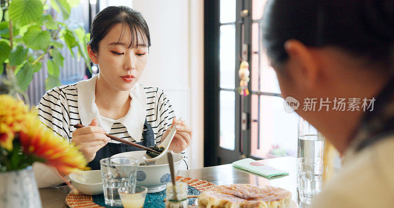 日本女人，在餐馆吃饭和吃饭，饿的时候用筷子和盘子作营养。在东京的自助餐厅，餐厅和早午餐中，女孩，人们和碗为健康，健康和饮食提供选择