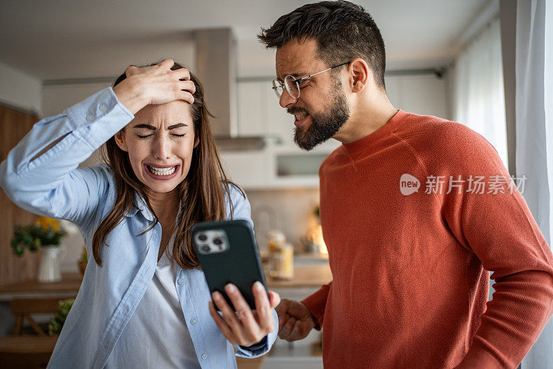 一对夫妇在社交媒体上吵架