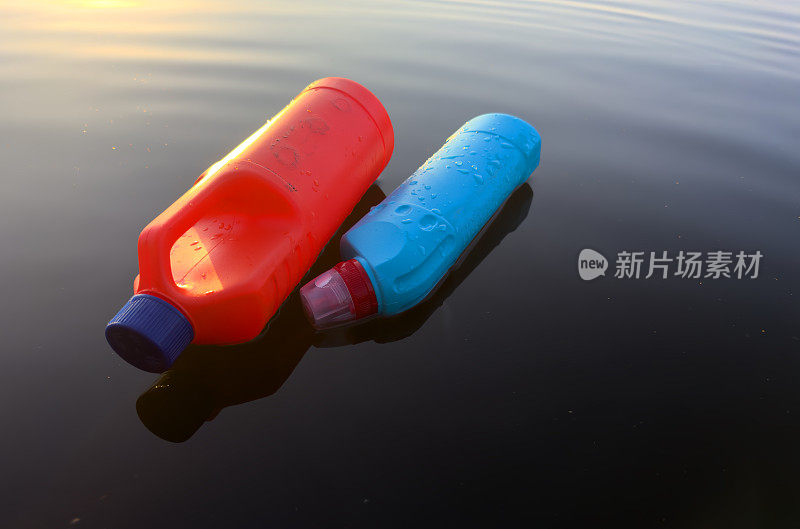 湖水中的塑料垃圾。海洋塑料污染，海洋垃圾。