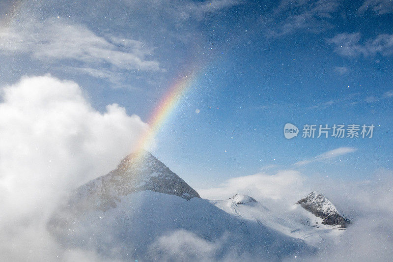 神奇的天气在高山上有雪，太阳，蓝天，云，雪晶体和彩虹。腹地冰川-奥地利