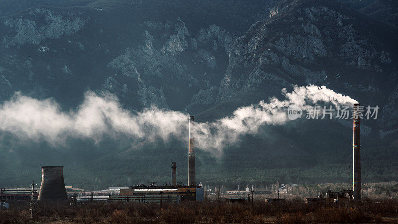 工业烟囱。空气污染概念
