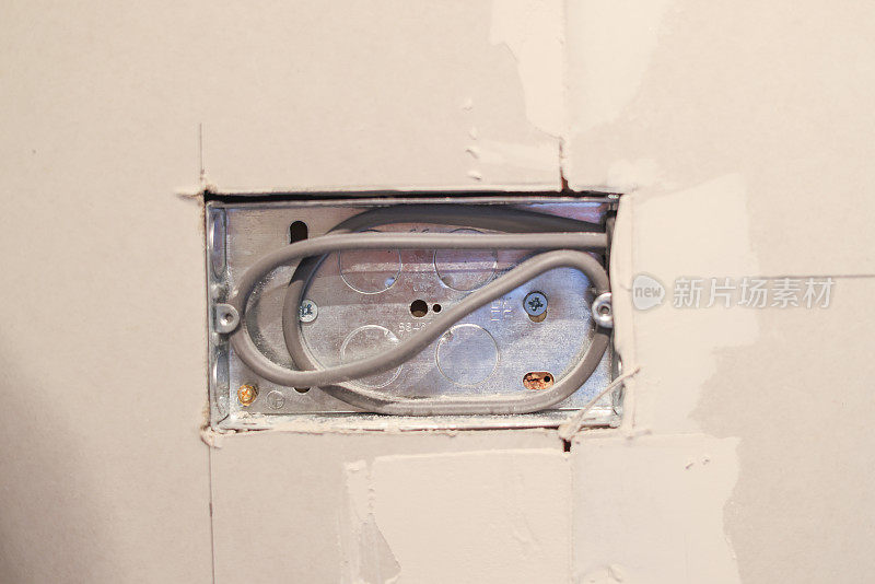 电工“首次修复”英国厨房装修项目中的电源插座