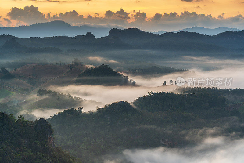 美丽的山景在上午班贾博村，泰国湄宏山。