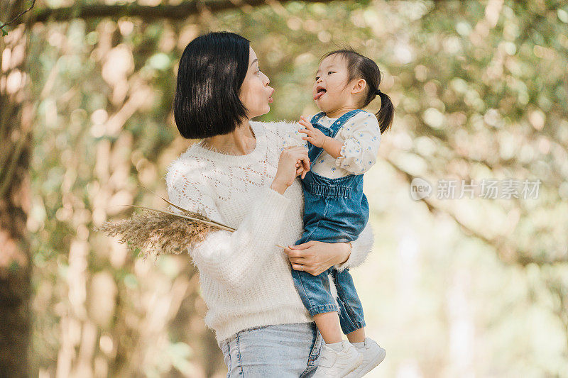 母亲和女儿分享笑声的肖像