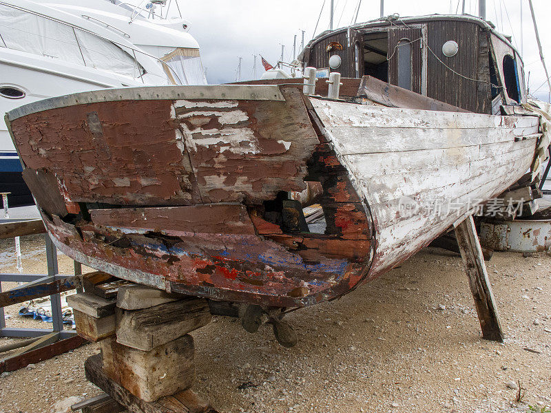 废弃木船