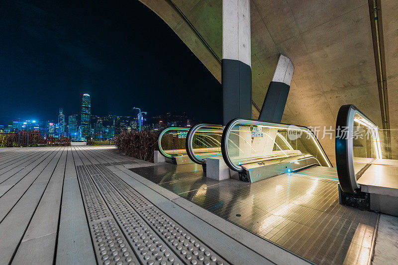 月台和香港海港的夜景