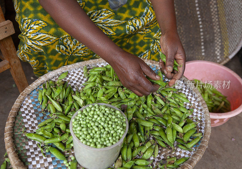 在卢旺达的市场上剥豌豆