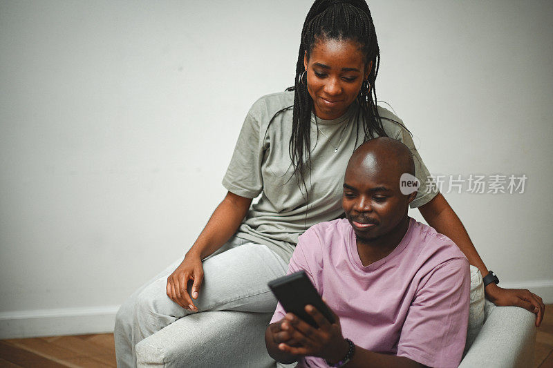 一男一女在用手机