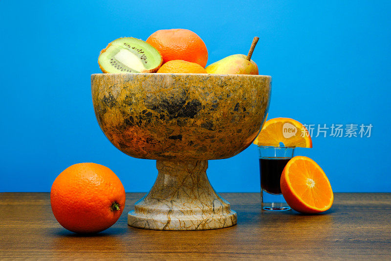 美味的水果利口酒和水果在大理石碗