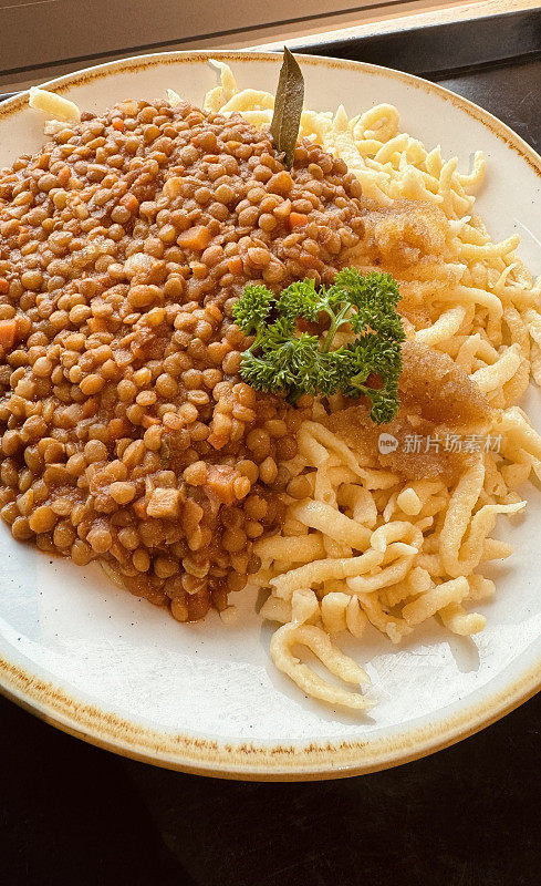 扁豆和Spätzle，典型的斯瓦比亚食物