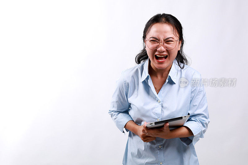 尖叫。特写肖像失意不快乐的年轻商业亚洲女雇员用平板电脑对你大喊大叫在白底人脸表情情绪反应态度肢体语言