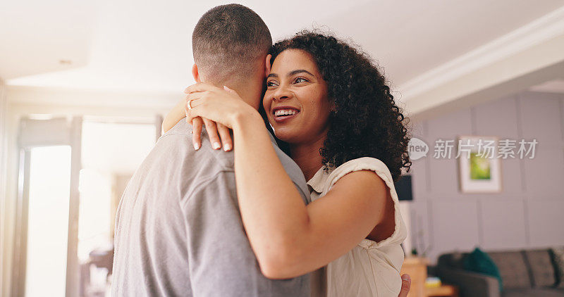 非洲夫妇，跳舞和快乐在家里拥抱，谈话和照顾与粘合在公寓。男人、女人和舞者用拥抱，爱情和喜剧用笑声聊天，滑稽的回忆或微笑在房子里