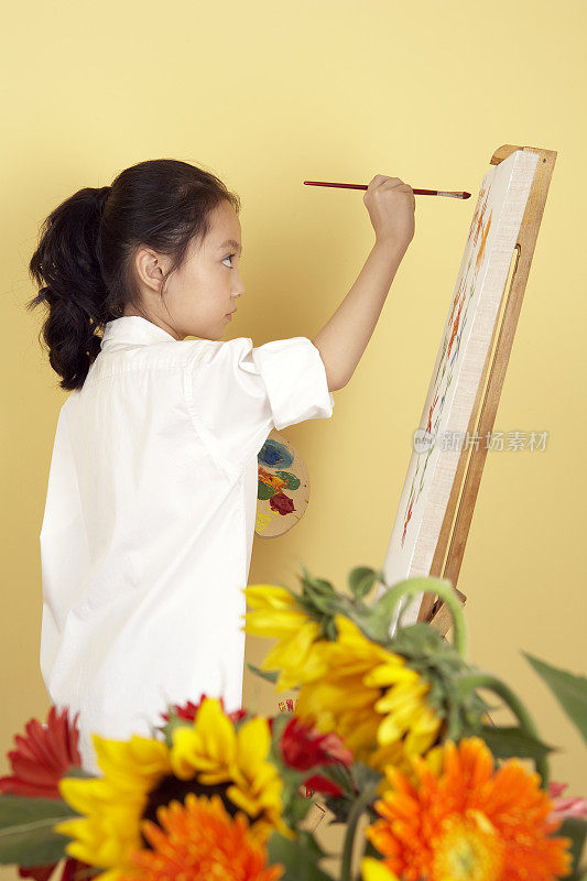 小女孩画画