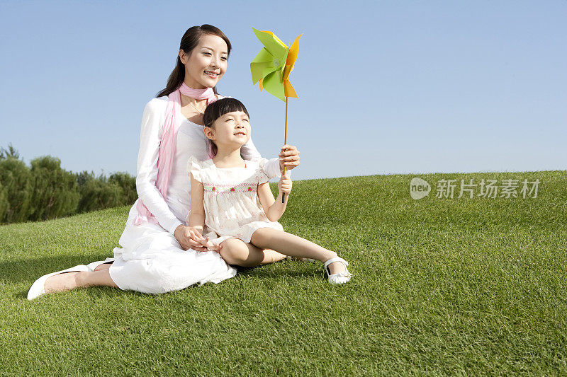 母女在草地上嬉戏
