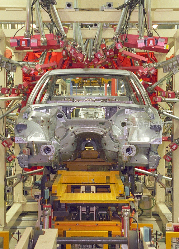 汽车车身在一家汽车厂的生产线上