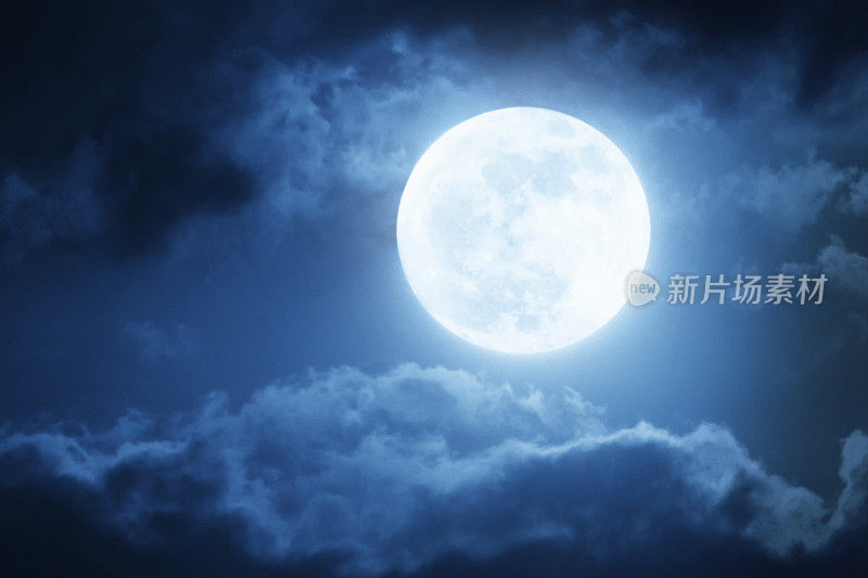 戏剧性的夜晚天空和云与大满月